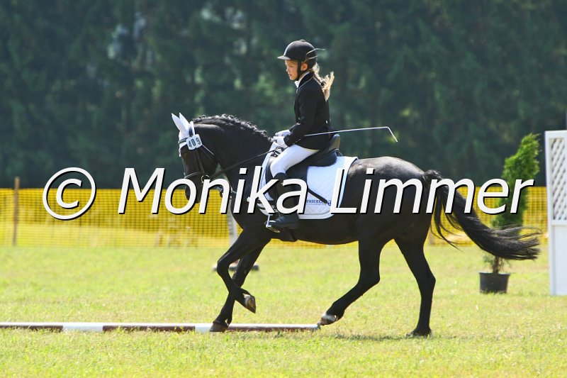 105M8565.JPG - Turnier Ebersbach am 04.-05. Juni 2011Reiterin Laetitia DegelmannFoto Monika Limmer