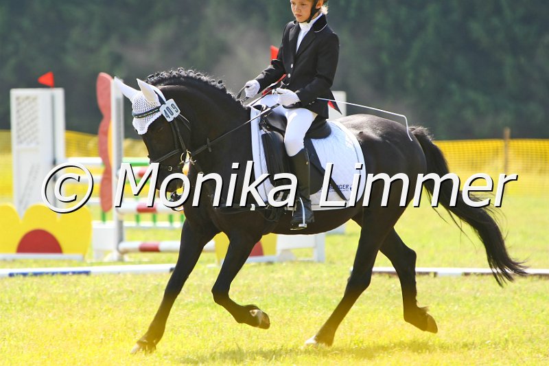 105M8568.JPG - Turnier Ebersbach am 04.-05. Juni 2011Reiterin Laetitia DegelmannFoto Monika Limmer