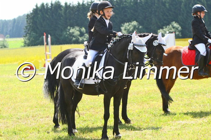 105M8657.JPG - Turnier Ebersbach am 04.-05. Juni 2011Reiterin Laetitia DegelmannFoto Monika Limmer