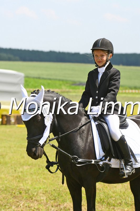 105M8663.JPG - Turnier Ebersbach am 04.-05. Juni 2011Reiterin Laetitia DegelmannFoto Monika Limmer