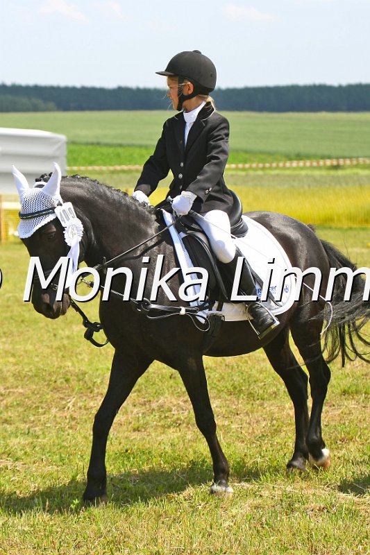 105M8665.JPG - Turnier Ebersbach am 04.-05. Juni 2011Reiterin Laetitia DegelmannFoto Monika Limmer