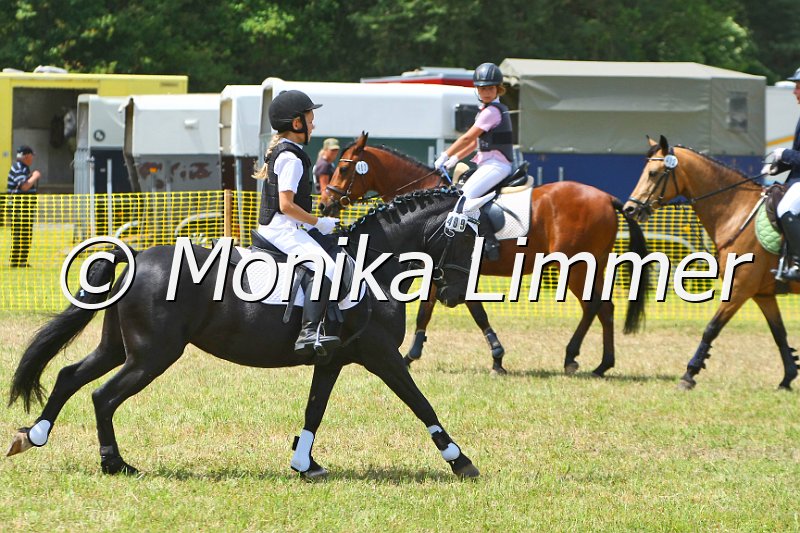 105M8959.JPG - Turnier Ebersbach am 04.-05. Juni 2011Reiterin Laetitia DegelmannFoto Monika Limmer