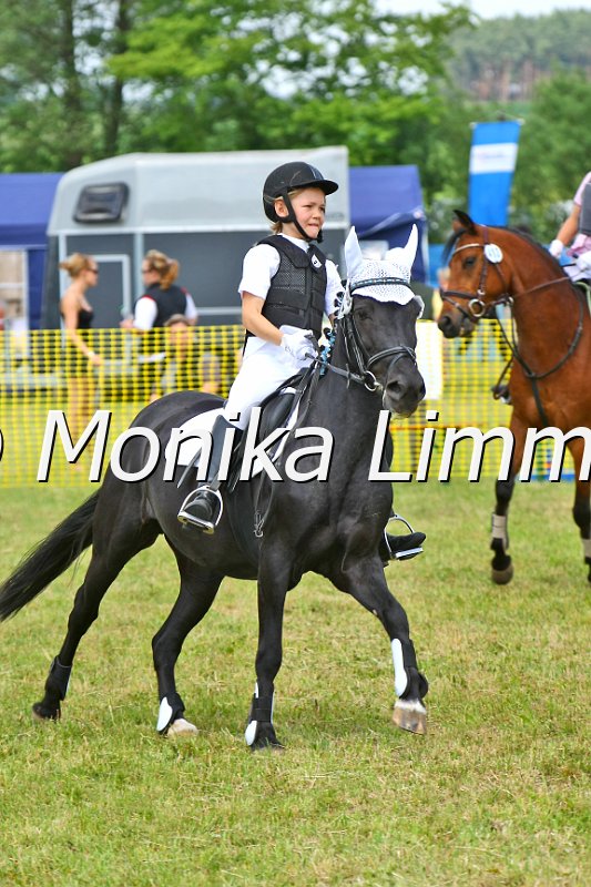 105M9071.JPG - Turnier Ebersbach am 04.-05. Juni 2011Reiterin Laetitia DegelmannFoto Monika Limmer