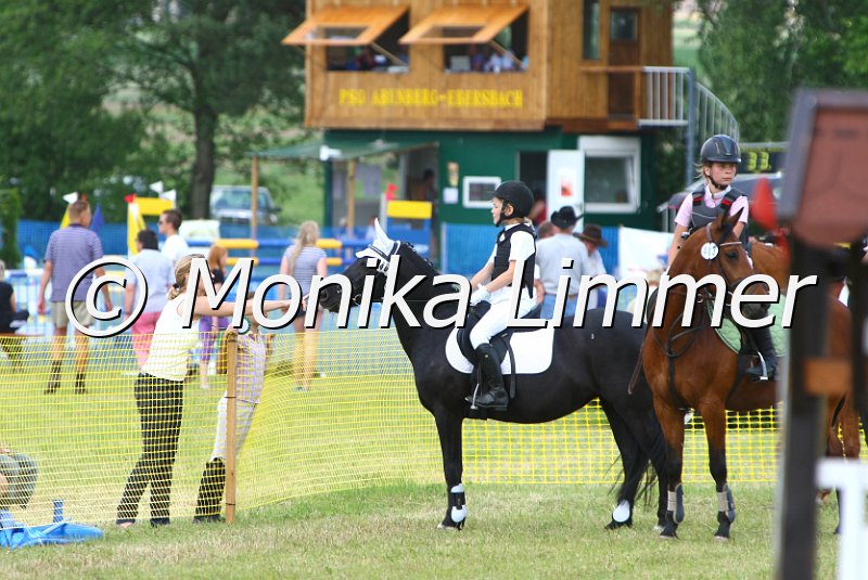 105M9094.JPG - Turnier Ebersbach am 04.-05. Juni 2011Reiterin Laetitia DegelmannFoto Monika Limmer