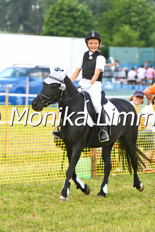105M9113.JPG - Turnier Ebersbach am 04.-05. Juni 2011Reiterin Laetitia DegelmannFoto Monika Limmer