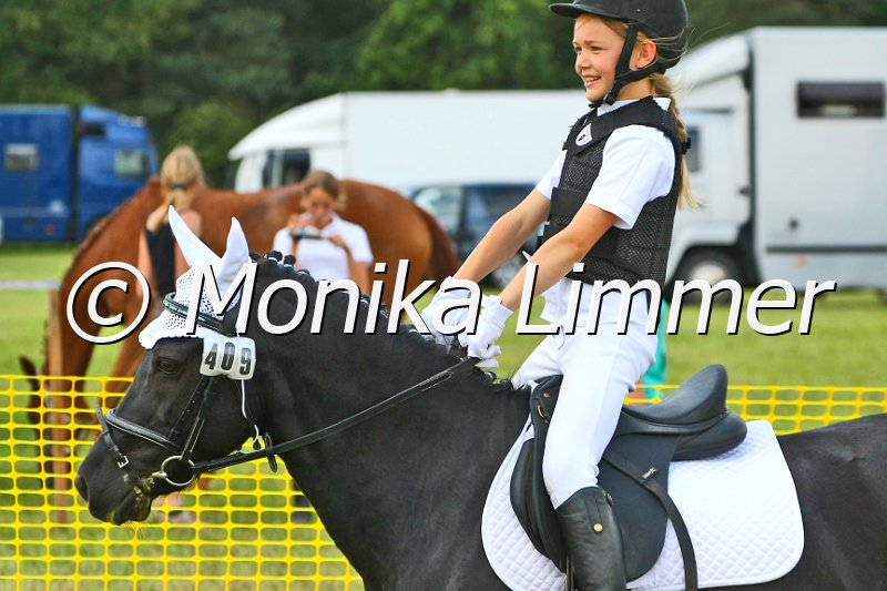 105M9119.JPG - Turnier Ebersbach am 04.-05. Juni 2011Reiterin Laetitia DegelmannFoto Monika Limmer