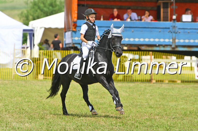 105M9133.JPG - Turnier Ebersbach am 04.-05. Juni 2011Reiterin Laetitia DegelmannFoto Monika Limmer