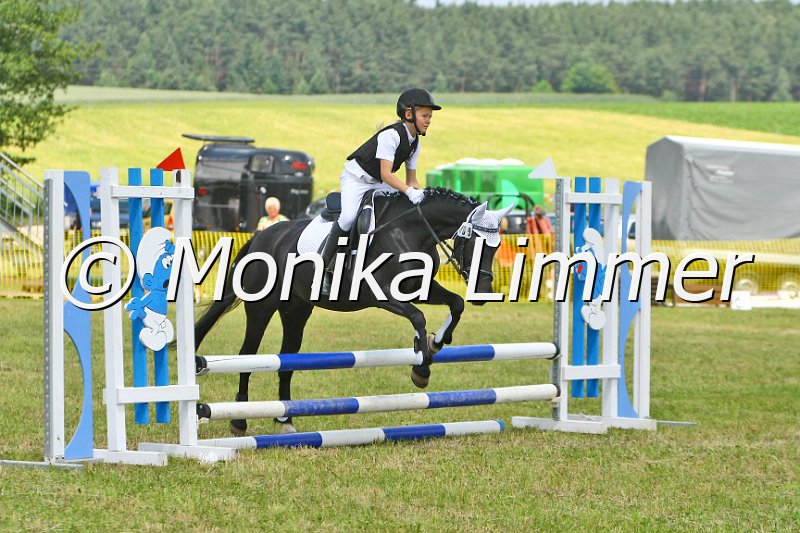 105M9134.JPG - Turnier Ebersbach am 04.-05. Juni 2011Reiterin Laetitia DegelmannFoto Monika Limmer