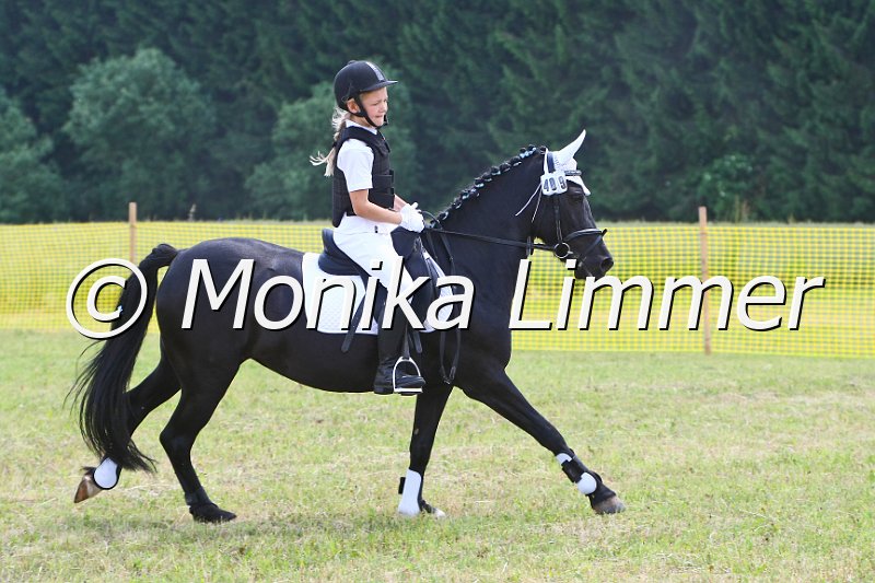 105M9137.JPG - Turnier Ebersbach am 04.-05. Juni 2011Reiterin Laetitia DegelmannFoto Monika Limmer