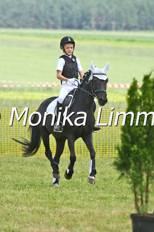 105M9142.JPG - Turnier Ebersbach am 04.-05. Juni 2011Reiterin Laetitia DegelmannFoto Monika Limmer