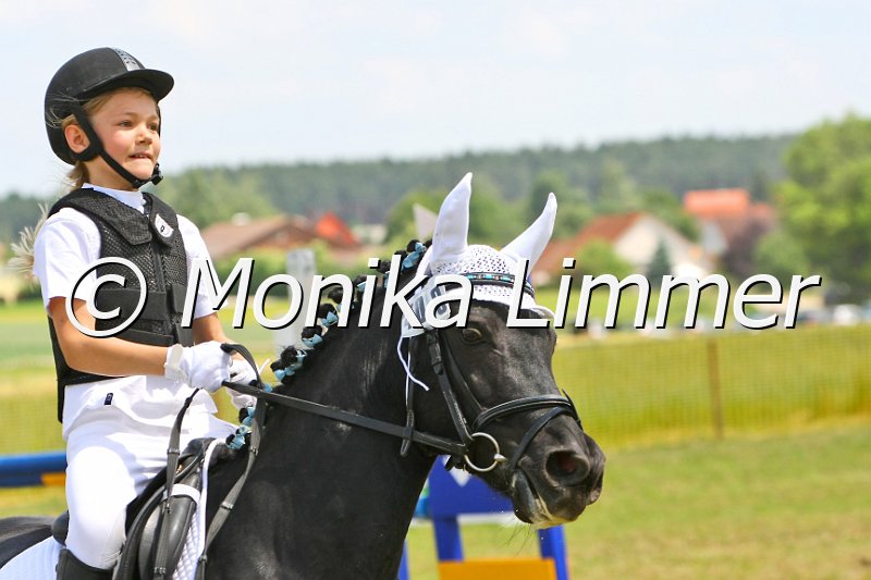 105M9145.JPG - Turnier Ebersbach am 04.-05. Juni 2011Reiterin Laetitia DegelmannFoto Monika Limmer