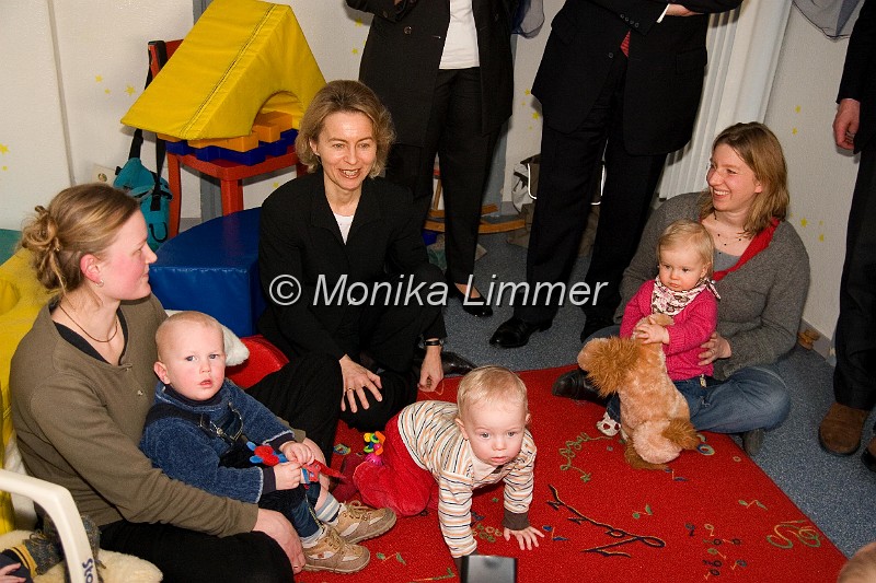IMG_9454_Kulmbach.jpg - Krabbelgruppe, zwei Mütter mit ihren Kindern im Gespräch mitr der Ministerin in Kulmbach_Geschwister Gummi Stiftung