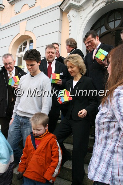 IMG_9624_Kulmbach.jpg - Die Ministerin geht aus dem Haus in Kulmbach mit Kinder und Jugendlichen und mit links Geschäftsführer Karl-Heinz Kuch, li hinten OB Henry Schramm, Dekan Jürgen Zinck, Hans Peter Söllner, und Freiherr von Guttenberg