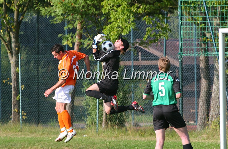 IMG_0571.JPG - Orange Neudrossenfelder Stefan Niebler gegen Torwart von Mainleus Foto ML