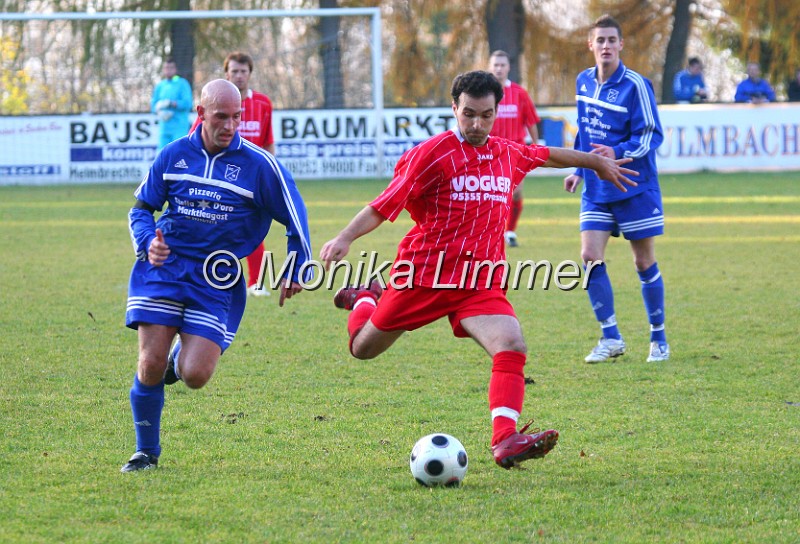 IMG_0671.jpg - Presseck gegen Marktleugast am 02.11.08li der Marktl. Rene Krause gegen N. Simsek hinten re Manuel WichFoto Monika Limmer