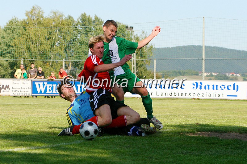 IMG_0764.jpg - Katschenreuth gegen Presseck am 01.09.08Kampf um den Ball vor dem Tor. TW Thomas Heinritz, Benjamin Rohde u. Aleksej LarkowFoto Monika Limmer