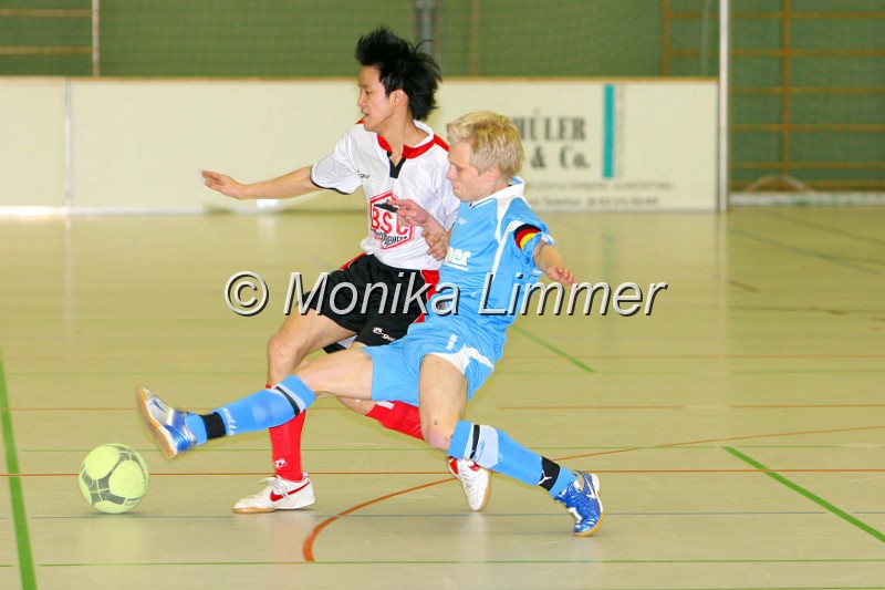 IMG_4325_B_jun.jpg - Kreismeisterschaft_Endspiele am 02.01.07   B-Juniorenli BSCler Due Nguyen, re Maintaler Marc DippoldFoto Monika Limmer