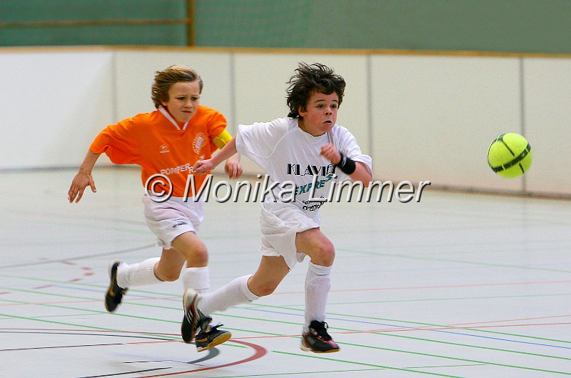 IMG_4700_Neuenmarkt_Ramsenthal.jpg - E-Junioren Kreism. Vorrunde am 04.12.07li Ramsenthaler Aaron Sassmannshausen, re Neuenmarkter Johannes GrasFoto Monika Limmer