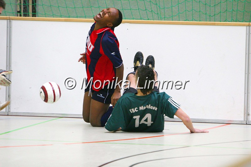 IMG_4829.jpg - BR_Stadtmeisterschaft am 05.01.08Schmerzverzerrt der Melkendorfer Musagara Abou Bakar nach Foul von Mainleuser Steffen TaubenreutherFoto Monika Limmer
