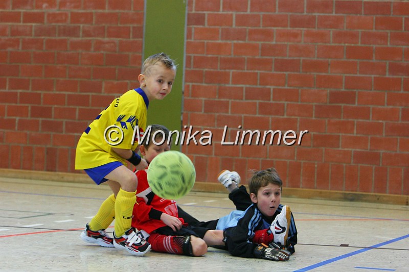 IMG_5542.JPG - F-Jugend_Hallenfußball in Untersteinach am 12.01.08Mitte rot Untersteinacher Fabian Schmidt, li Kupferberger Yannik Saal,am BodenTorhüter Kupferberg Kilian StapfFoto Monika Limmer