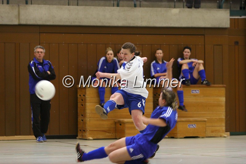 IMG_8613.jpg - Damenfußball FC Marktleugast_RSV Drosendorf am 03.02.08li Marktleugasterin Helen Pöhlmann, liegend Anja-Carina GramppFoto Monika Limmer