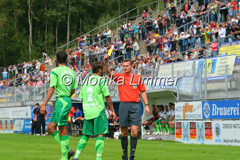 IMG_8874_.jpg - Regionalliga Süd_FC Eintracht Bamberg gegen SSV Reutlingen im Waldstadion in Weismain am 23.08.08SSV Reutl. Grimminger bekommt nach einem Foul die gelbe KarteFoto ML
