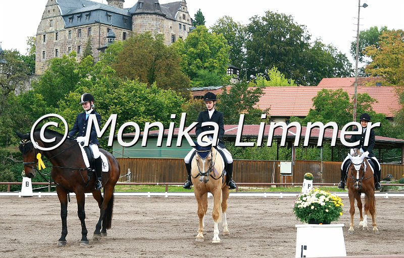 098L5766_Reiterwettbewerb.jpg - Platzierung Reiterwettbewerb 1. Abteilung.von li. 1. Platz Katharina Reuschlein mit Magister vom RC Schloß Wernstein, 2. Platz Valentina Schicker mit Magic Yellow vom RFV Kulmbach, 3. Platz Annika Baierlein mit Teddy Co vom RC Schloß Wernstein.Foto Monika Limmer